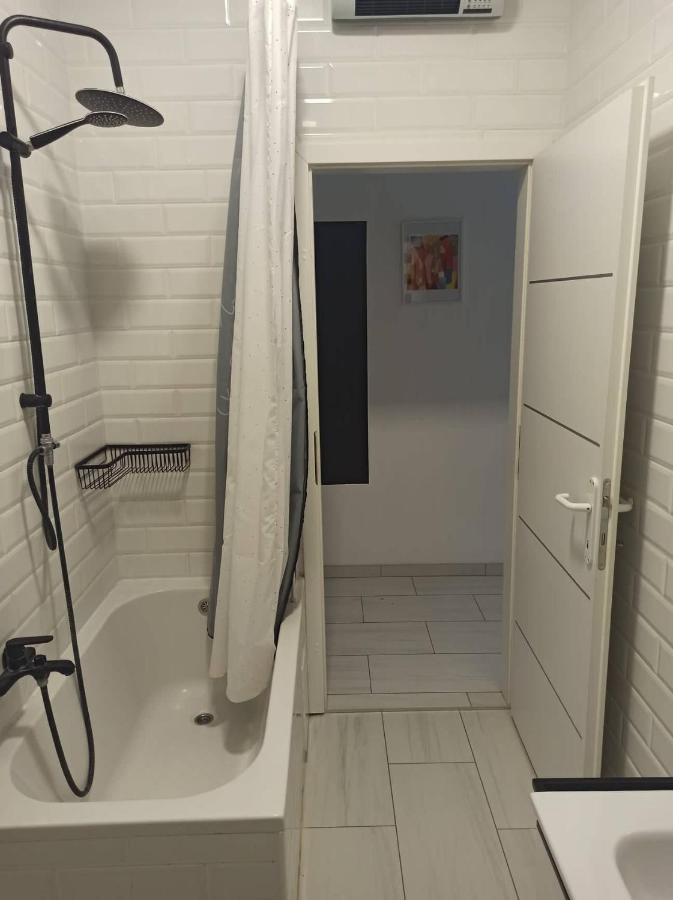 Appartamento Novoureden Komforni Stan Od 90 M2 S Dvoristem Šibenik Esterno foto