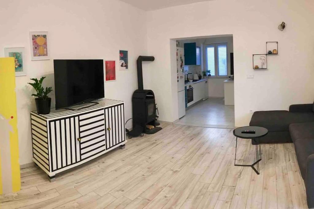 Appartamento Novoureden Komforni Stan Od 90 M2 S Dvoristem Šibenik Camera foto