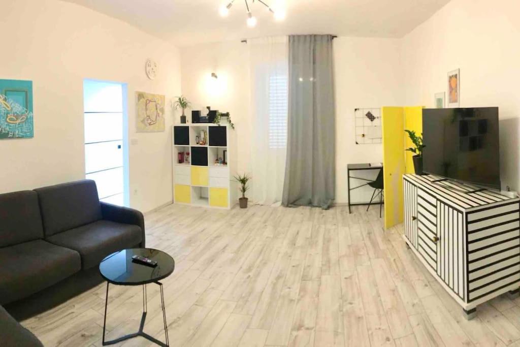 Appartamento Novoureden Komforni Stan Od 90 M2 S Dvoristem Šibenik Camera foto